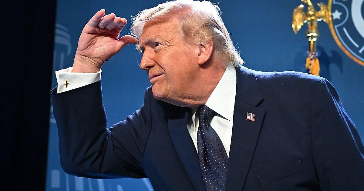 Дональд Трамп выступил против удаления звезд футбола после скандала с Балогуном